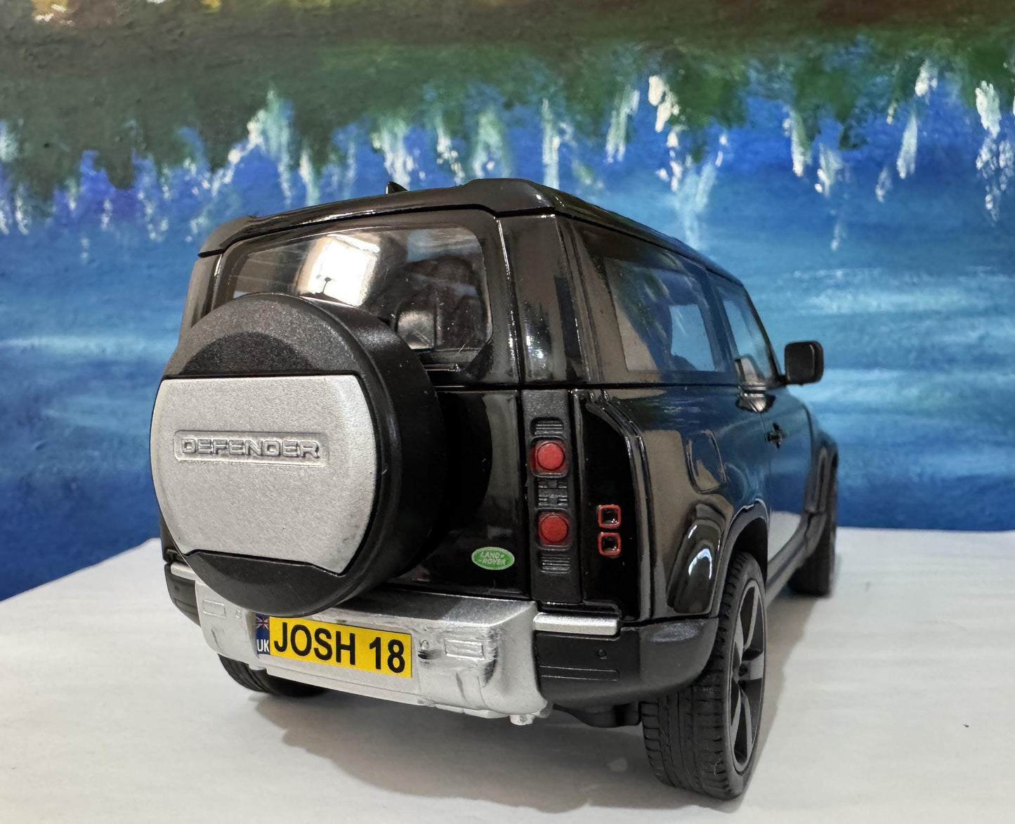Land Rover Defender 110 1:24 Scale by Welly, Personalized Plates, 2-Door Licensed Model, Gift for Boy Girl Dad Mom Grandad Birthday Boxed