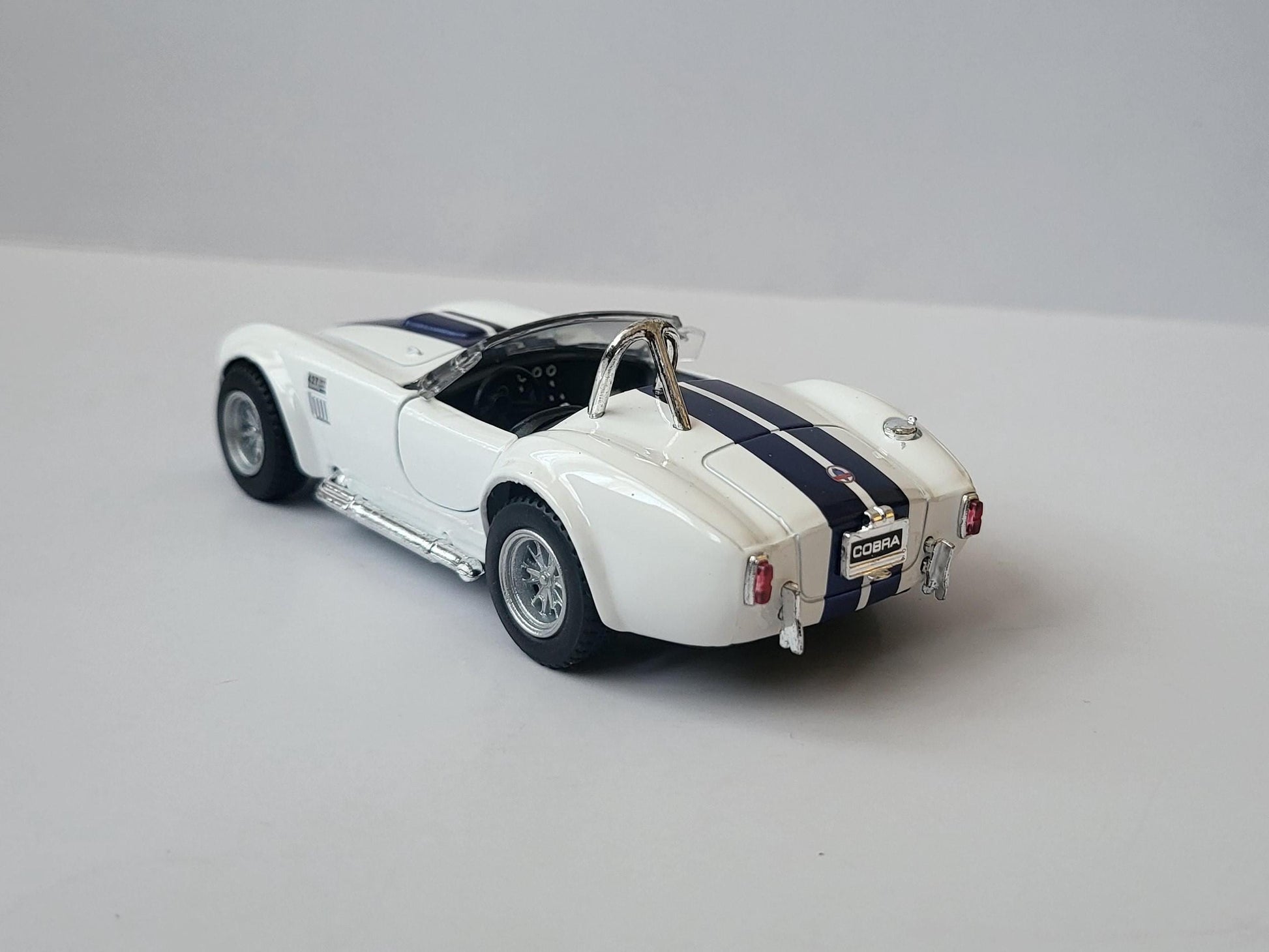 Metal 1965 Shelby Cobra 427 S/C die-cast metal model car 1:32 - pull back operation