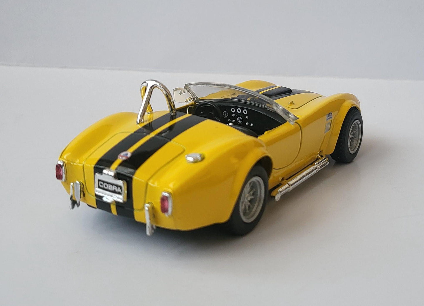 Metal 1965 Shelby Cobra 427 S/C die-cast metal model car 1:32 - pull back operation