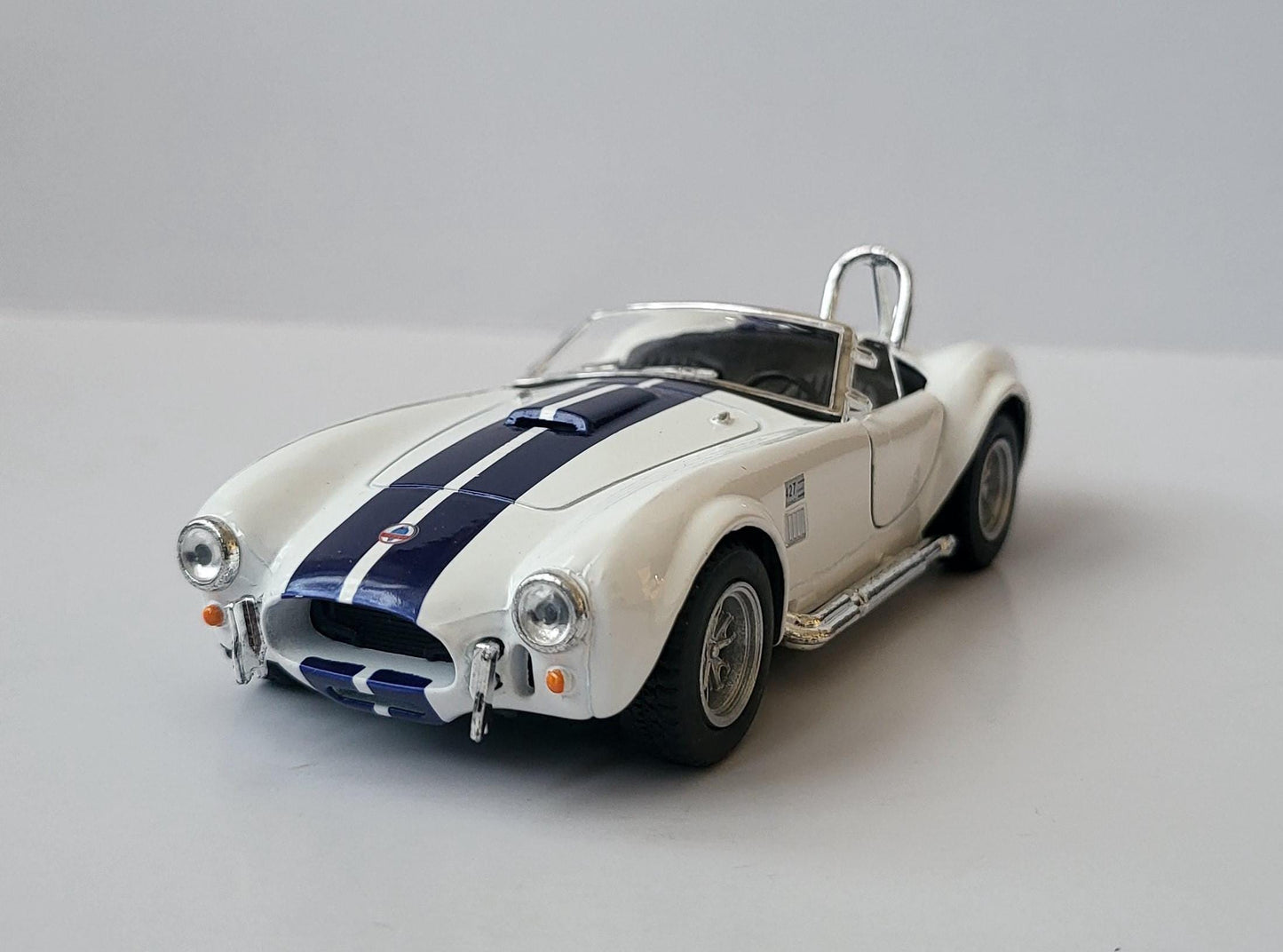 Metal 1965 Shelby Cobra 427 S/C die-cast metal model car 1:32 - pull back operation