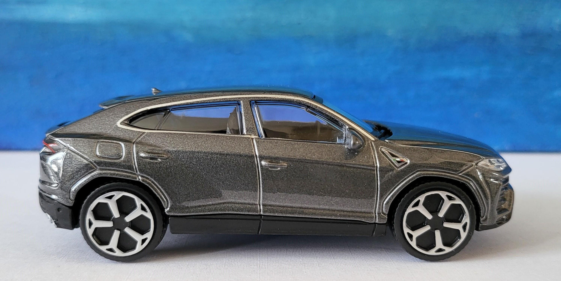 Personalized Name Plate Lamborghini Urus Toy Car Kids Gift for Boy, Girl, Mom, Dad – Birthday, Mother’s Day Gift – Boxed 2 colours 1:43