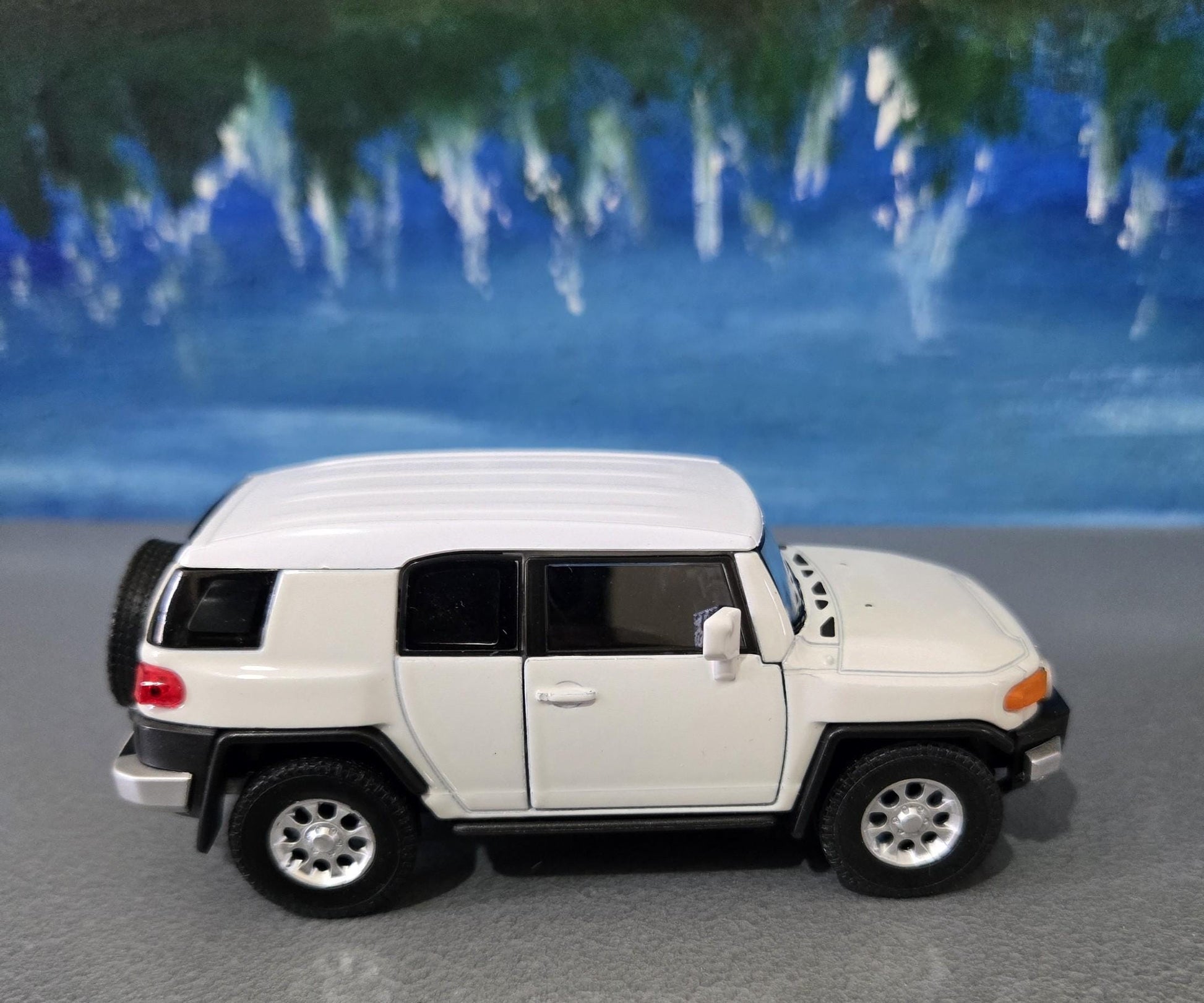 Toyota FJ Cruiser Diecast Model Car 1:34 Scale - Collectible Toy SUV