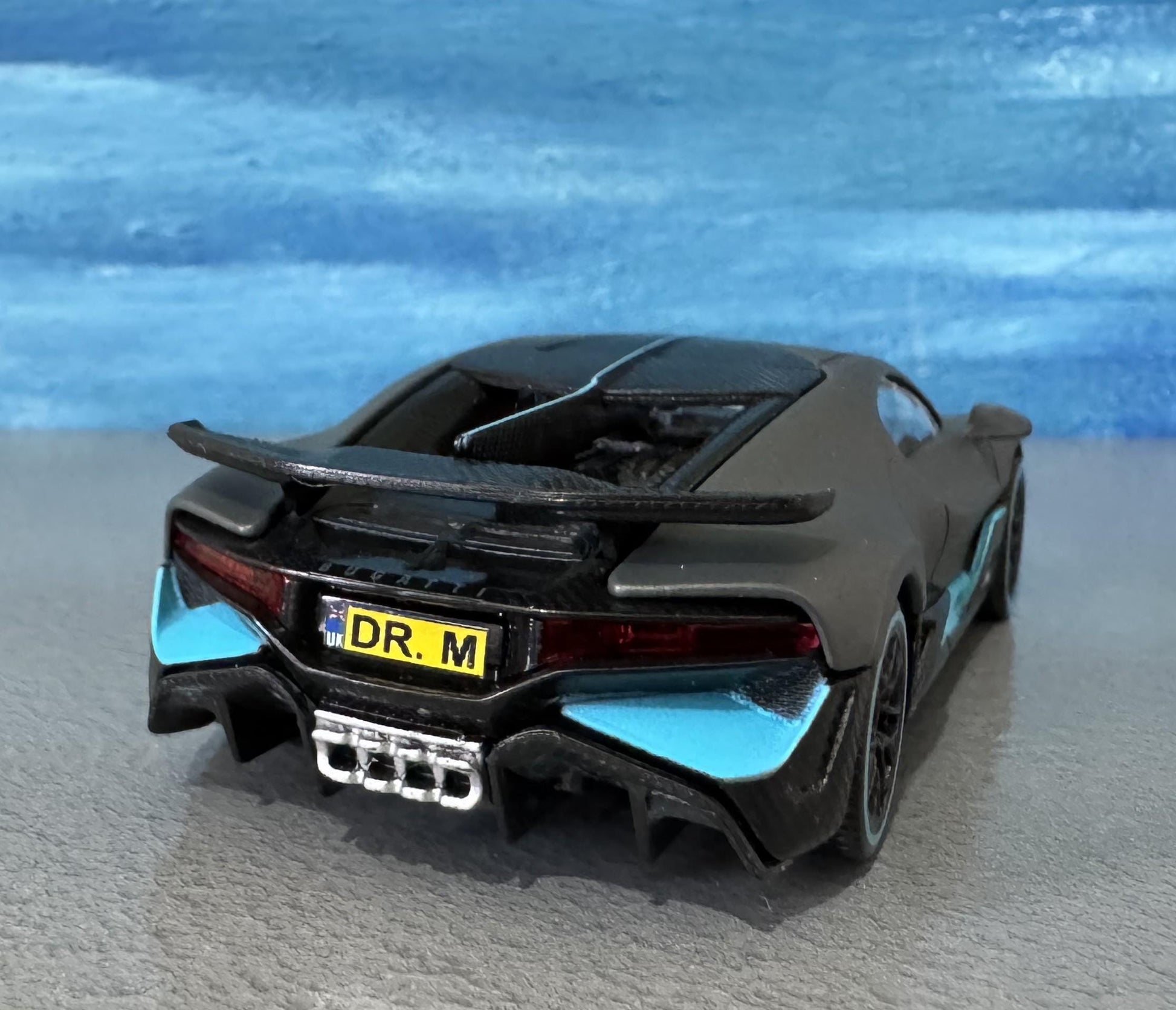 Bugatti Divo 1:43 Diecast Model Car – Grey/Blue – Custom Name Plate – Collectible Gift for Car Lovers, Dad,boys, girls, Kids – Boxed Display