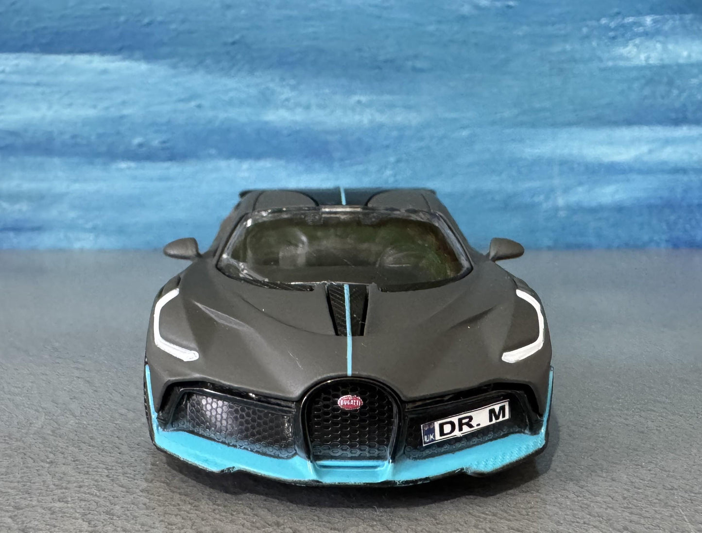 Bugatti Divo 1:43 Diecast Model Car – Grey/Blue – Custom Name Plate – Collectible Gift for Car Lovers, Dad,boys, girls, Kids – Boxed Display
