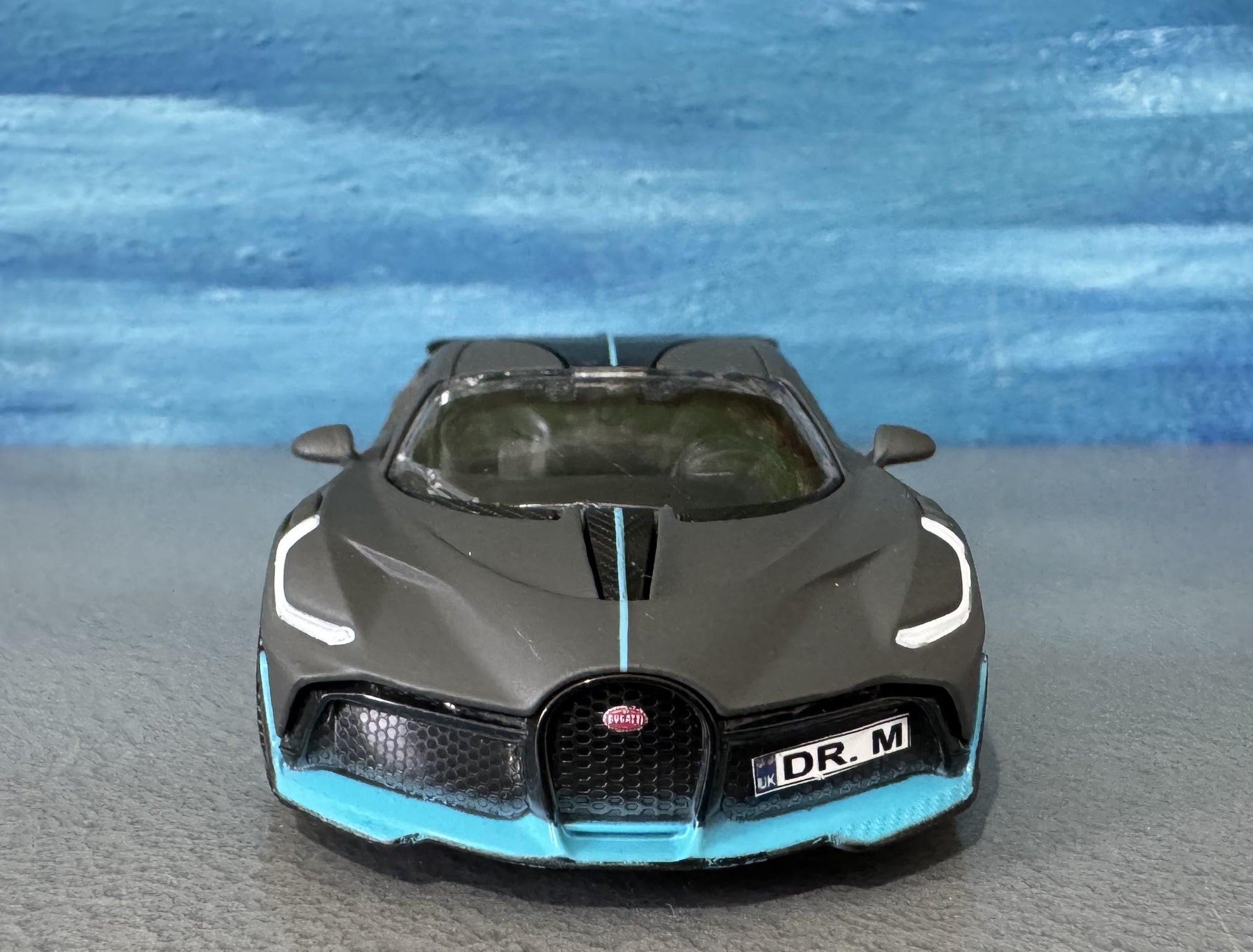 Bugatti Divo 1:43 Diecast Model Car – Grey/Blue – Custom Name Plate – Collectible Gift for Car Lovers, Dad,boys, girls, Kids – Boxed Display
