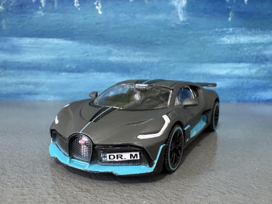Bugatti Divo 1:43 Diecast Model Car – Grey/Blue – Custom Name Plate – Collectible Gift for Car Lovers, Dad,boys, girls, Kids – Boxed Display