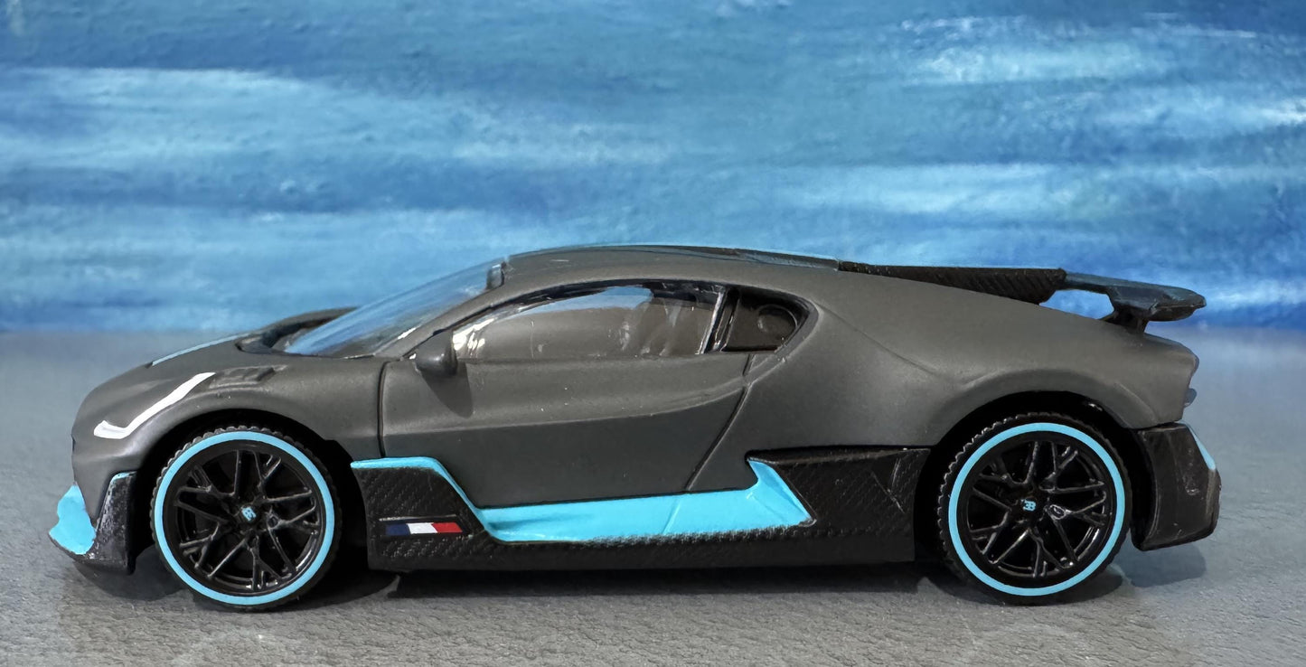 Bugatti Divo 1:43 Diecast Model Car – Grey/Blue – Custom Name Plate – Collectible Gift for Car Lovers, Dad,boys, girls, Kids – Boxed Display