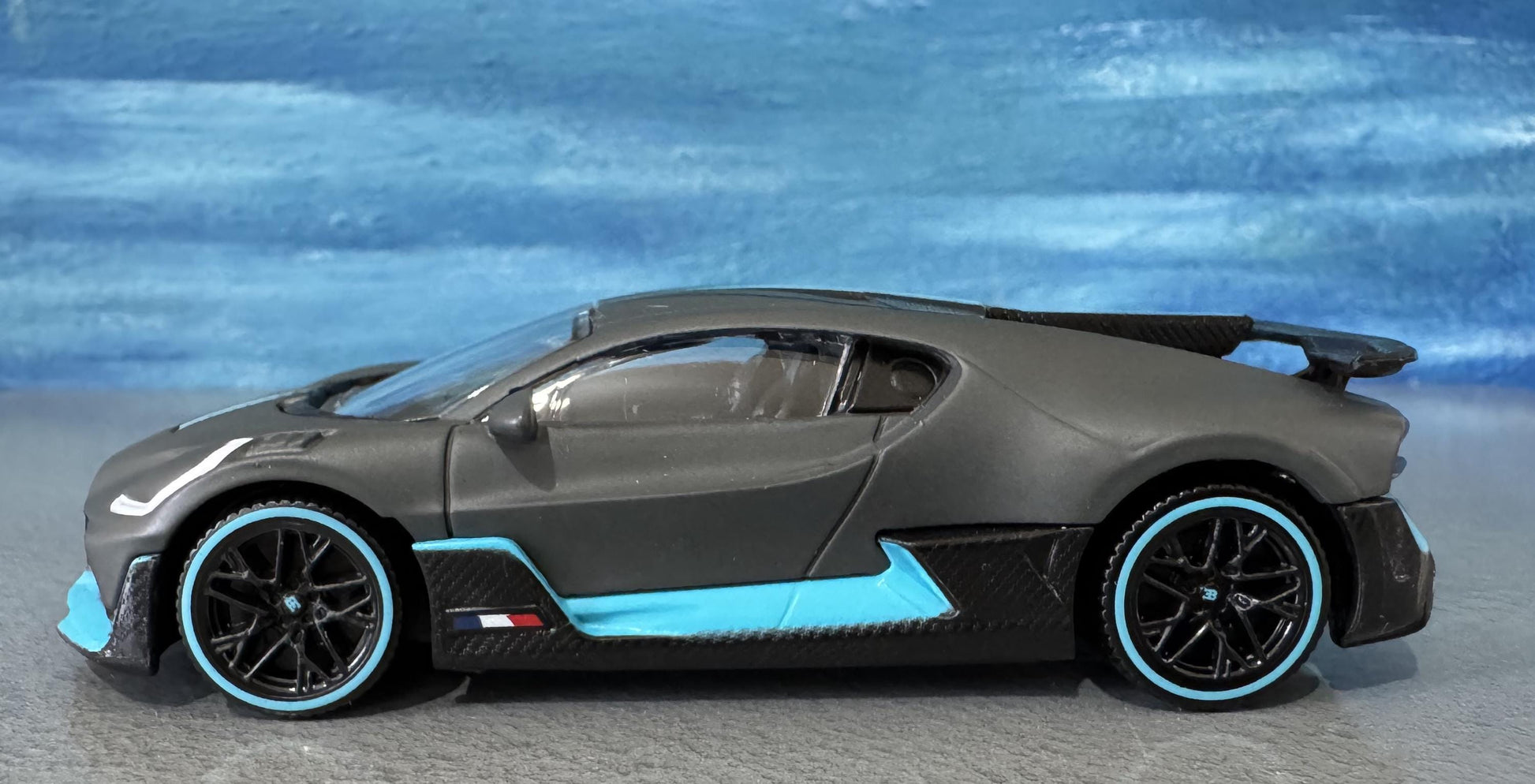 Bugatti Divo 1:43 Diecast Model Car – Grey/Blue – Custom Name Plate – Collectible Gift for Car Lovers, Dad,boys, girls, Kids – Boxed Display