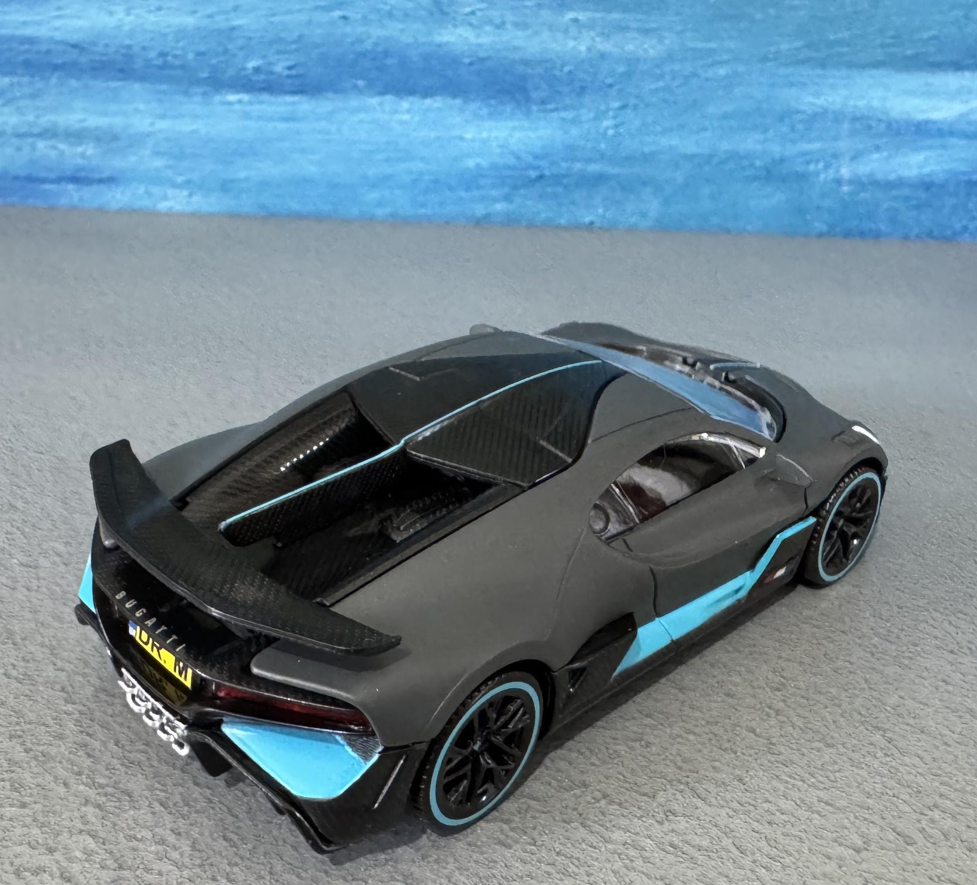 Bugatti Divo 1:43 Diecast Model Car – Grey/Blue – Custom Name Plate – Collectible Gift for Car Lovers, Dad,boys, girls, Kids – Boxed Display