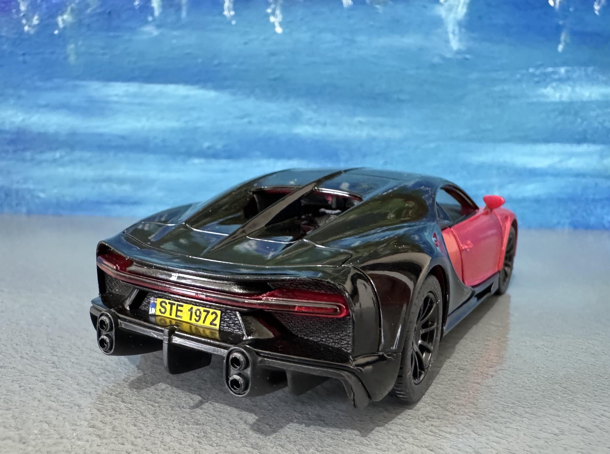 Kinsmart Bugatti Chiron Supersport 1:36 Red/Black Diecast Model Car – Custom Name Plate – Gift for Car Lovers, Dad, Kids – Boxed Collectible