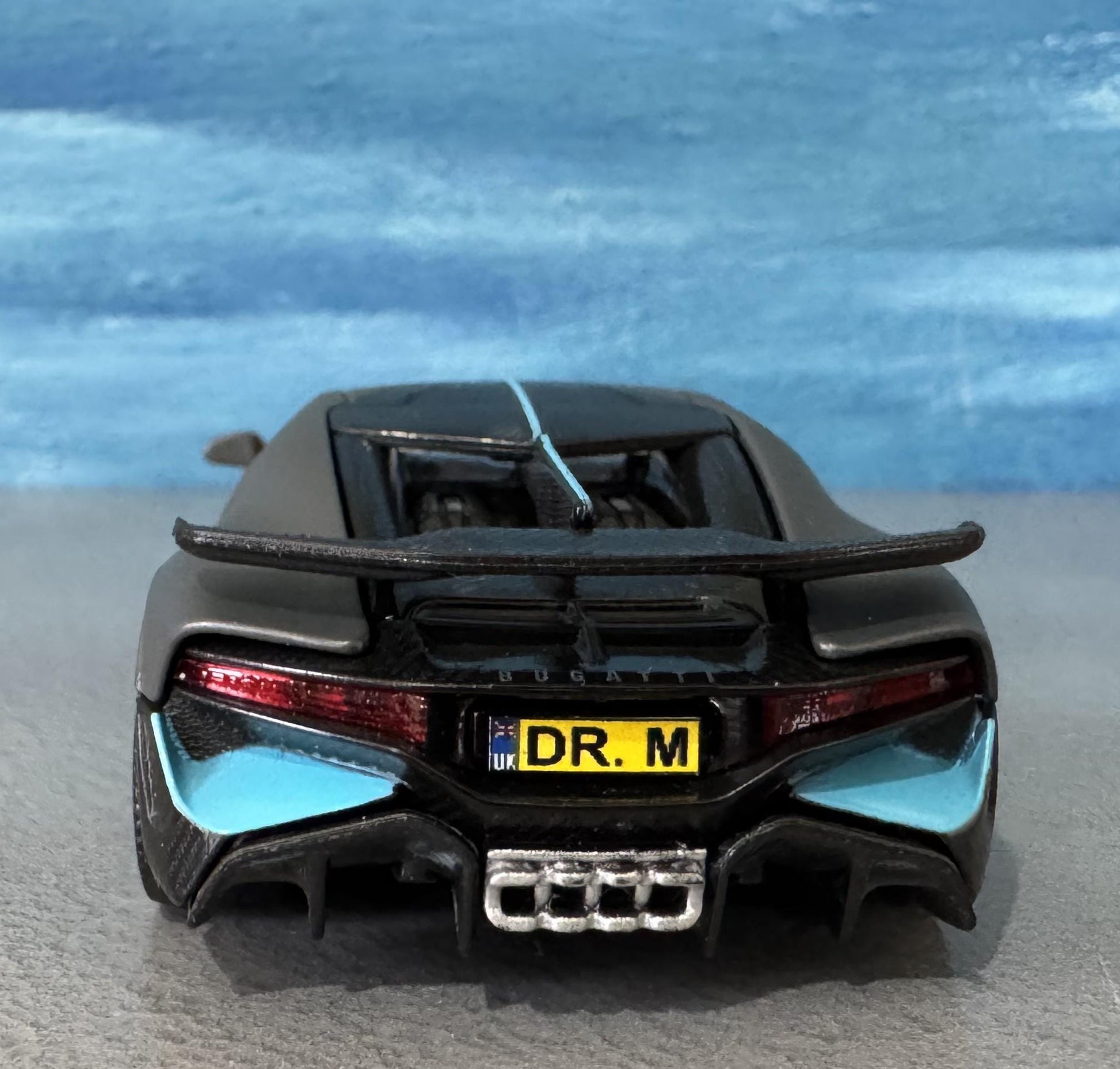 Bugatti Divo 1:43 Diecast Model Car – Grey/Blue – Custom Name Plate – Collectible Gift for Car Lovers, Dad,boys, girls, Kids – Boxed Display