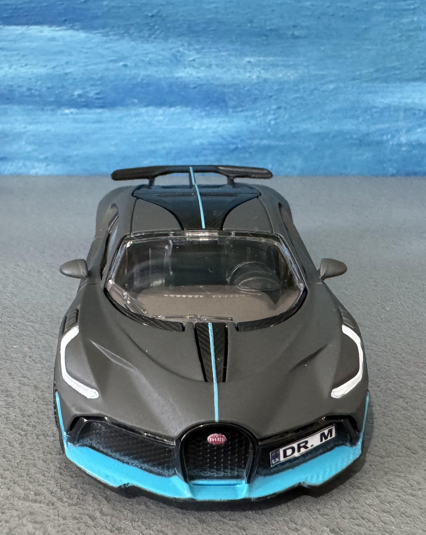 Bugatti Divo 1:43 Diecast Model Car – Grey/Blue – Custom Name Plate – Collectible Gift for Car Lovers, Dad,boys, girls, Kids – Boxed Display