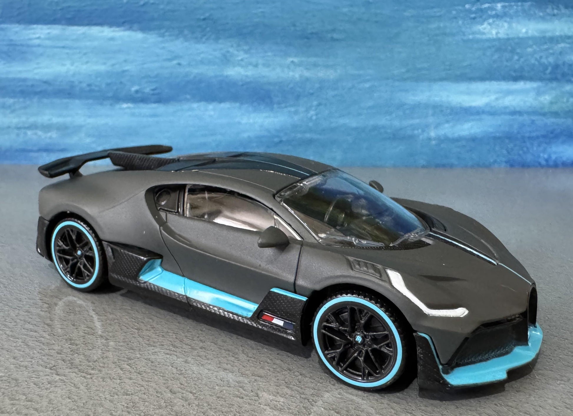 Bugatti Divo 1:43 Diecast Model Car – Grey/Blue – Custom Name Plate – Collectible Gift for Car Lovers, Dad,boys, girls, Kids – Boxed Display