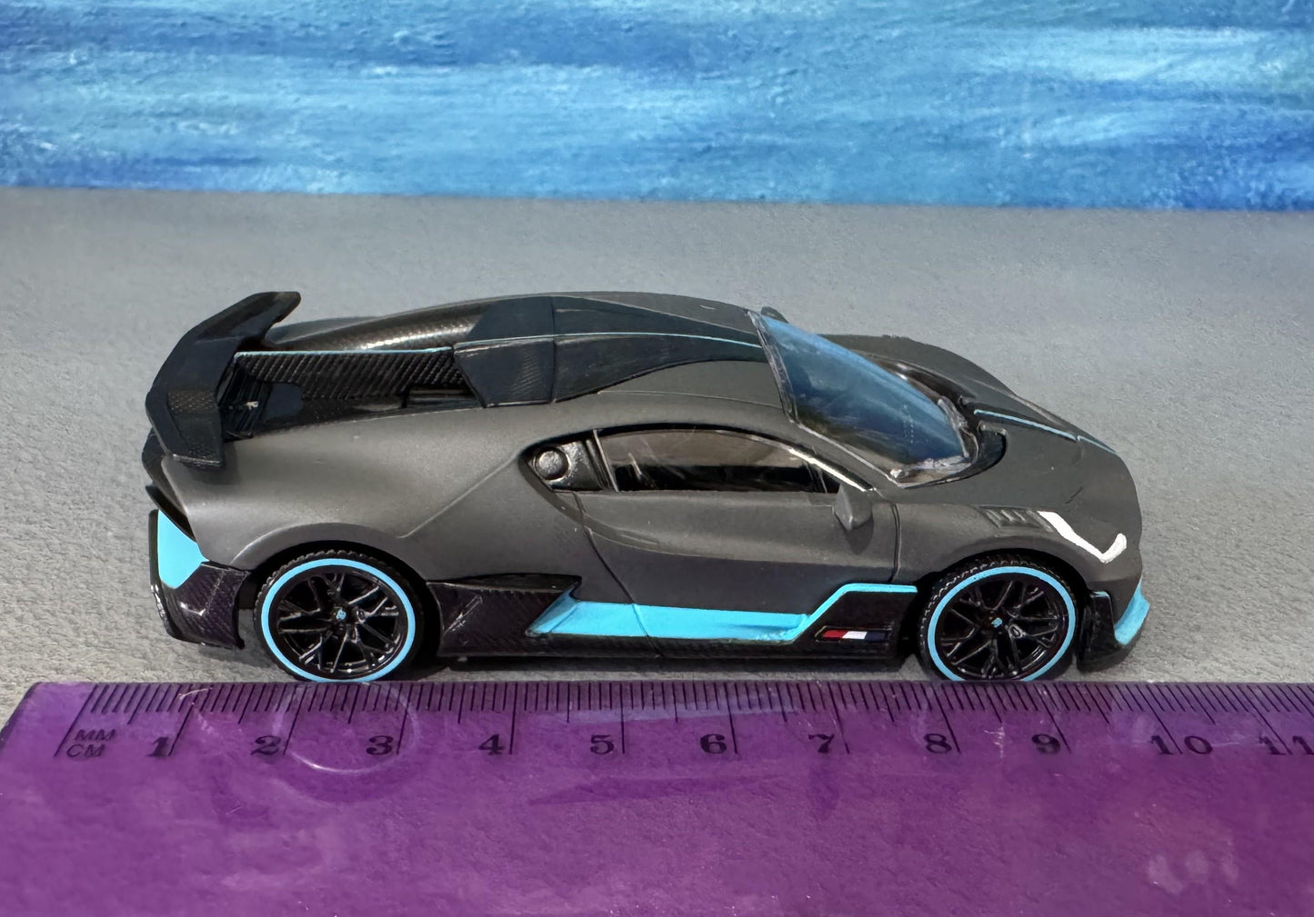 Bugatti Divo 1:43 Diecast Model Car – Grey/Blue – Custom Name Plate – Collectible Gift for Car Lovers, Dad,boys, girls, Kids – Boxed Display