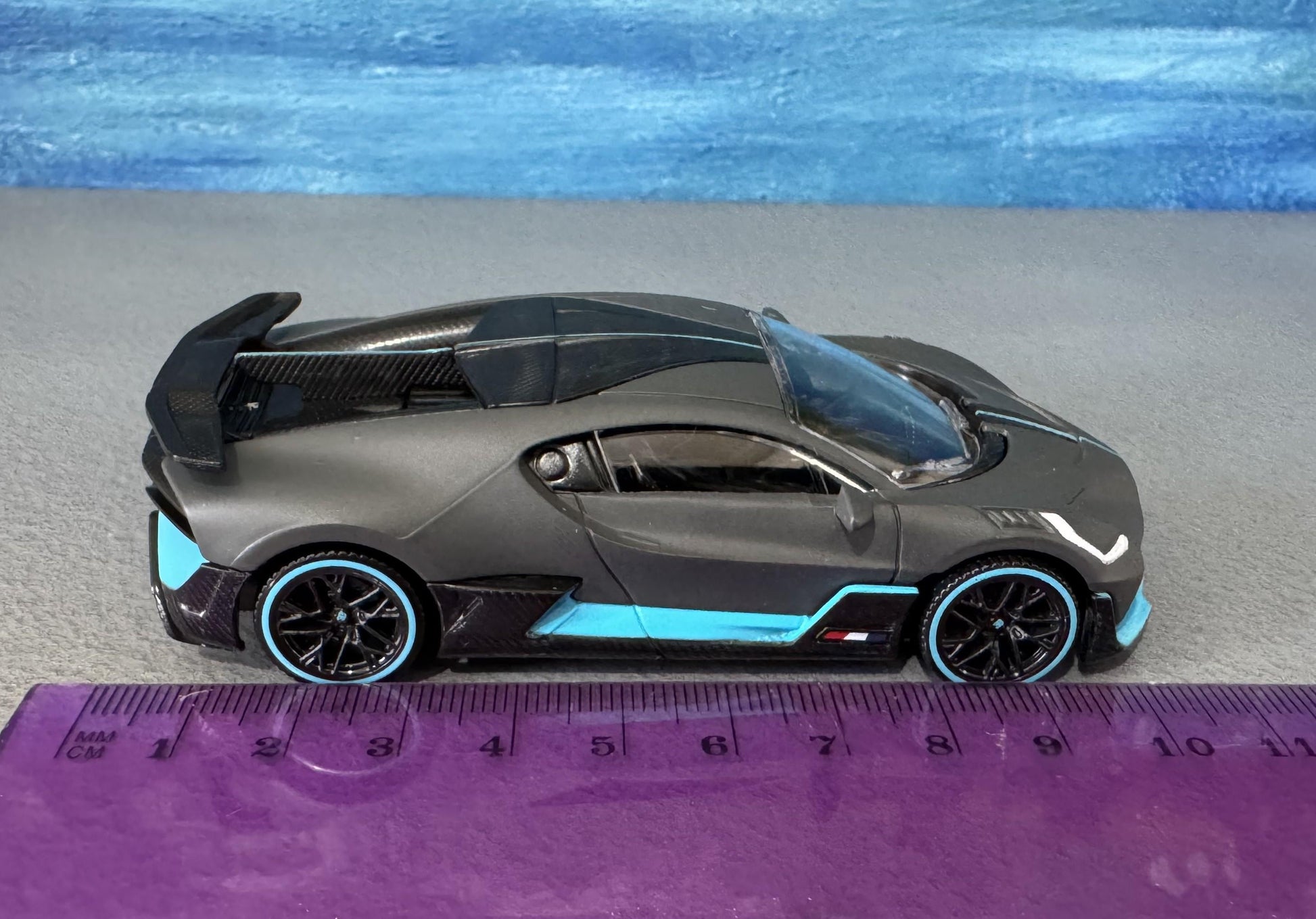 Bugatti Divo 1:43 Diecast Model Car – Grey/Blue – Custom Name Plate – Collectible Gift for Car Lovers, Dad,boys, girls, Kids – Boxed Display